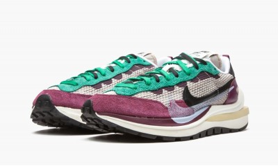 NIKE  VAPORWAFFLE Sacai - Villain Red / Neptune Green