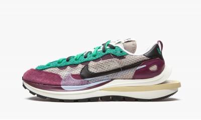 NIKE  VAPORWAFFLE Sacai - Villain Red / Neptune Green