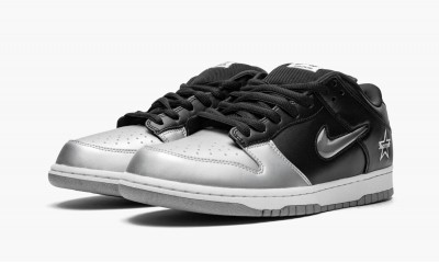 NIKE SB DUNK LOW OG QS Supreme - Jewel Swoosh Silver/Black