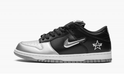 NIKE SB DUNK LOW OG QS Supreme - Jewel Swoosh Silver/Black