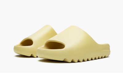 ADIDAS YEEZY
YEEZY SLIDE
Desert Sand
