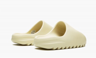 ADIDAS
YEEZY SLIDE
Bone