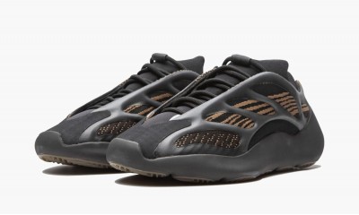 ADIDAS YEEZY
YEEZY 700 V3
Clay Brown