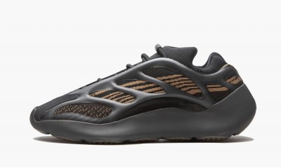 ADIDAS YEEZY
YEEZY 700 V3
Clay Brown