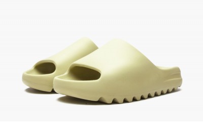ADIDAS YEEZY
YEEZY SLIDE
Resin 2021