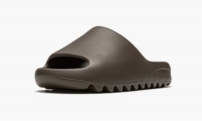 ADIDAS YEEZY
YEEZY SLIDE
Soot 2021