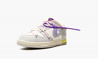 NIKE
NIKE DUNK LOW
Lot 24 - Off White