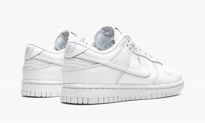 NIKE
WMNS DUNK LOW
Triple White