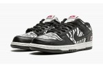 NIKE
SB DUNK LOW OG QS
Quarter Snacks