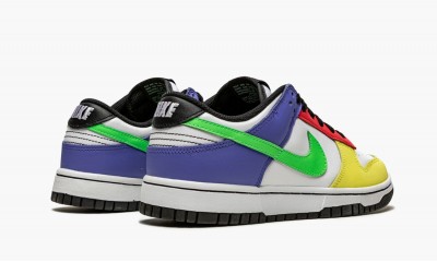 NIKE
DUNK LOW WMNS
Green Strike
