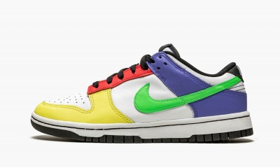 NIKE
DUNK LOW WMNS
Green Strike