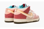NIKE
DUNK MID
Social Status - Strawberry Chocolate