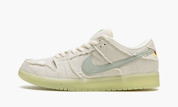 NIKE
SB DUNK LOW
Mummy